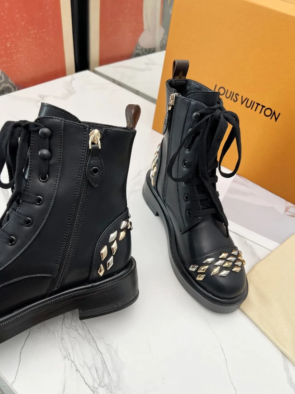 👟👟Ex-factory price 600👟👟 The cabinet is synchronized with the quality of LV Louis Vuitton's high-end products, hot models that have been out of stock many times through purchasing agents, and the upper hardware is molded and dazzling. The fabric is made of imported calfskin. Sheepskin lining, sheepskin foot pads, original molded outsole. It looks great on your feet and is super cool! The real thing is more beautiful. 35-40, size 41 can be customized